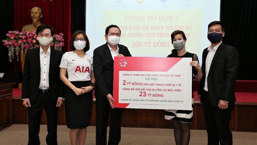 Đại diện AIA Việt Nam trao tặng séc gói hỗ trợ tài chính với tổng giá trị 25 tỷ đồng thông qua Ủy ban Trung ương Mặt trận Tổ quốc Việt Nam.