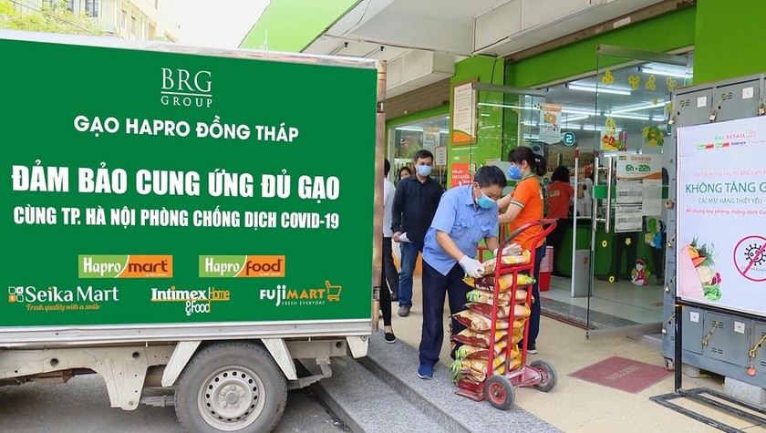 Nhân viên hệ thống siêu thị BRGMart khẩn trương đưa Gạo Hapro Đồng Tháp lên những chuyến xe lưu động để cung ứng hàng cho thôn Hạ Lôi, Mê Linh – khu vực đang bị cách ly bởi dịch Covid-19.