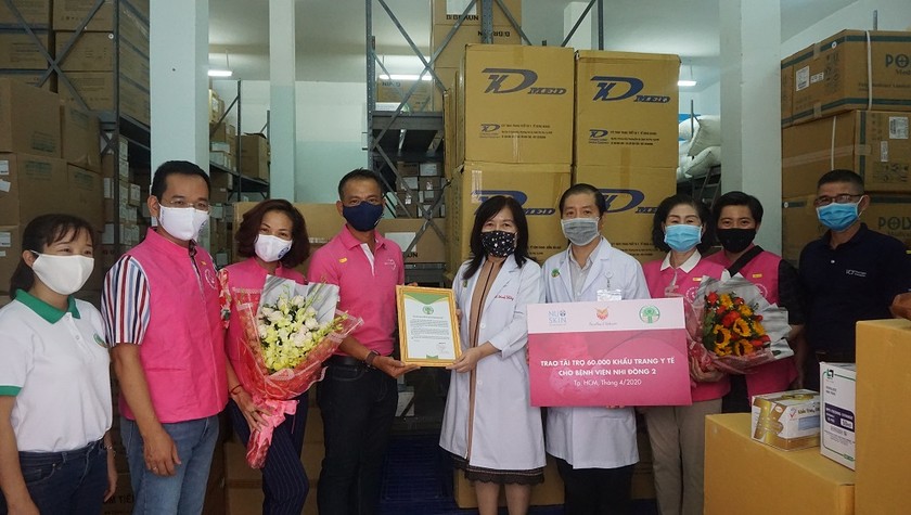  Nu Skin Việt Nam trao tặng 204.000.000 đồng để mua 60.000 khẩu trang y tế cho Bệnh viện Nhi đồng 2.