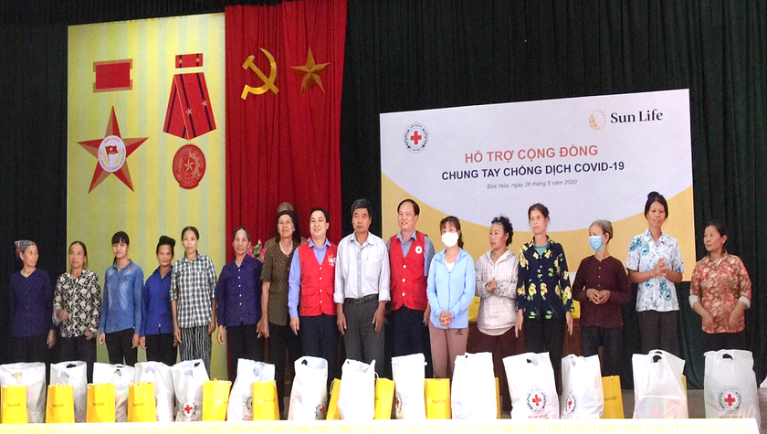 Sun Life Việt Nam trao quà cho các gia đình bị ảnh hưởng bởi Covid-19 tại Huyện Cờ Đỏ - TP Cần Thơ