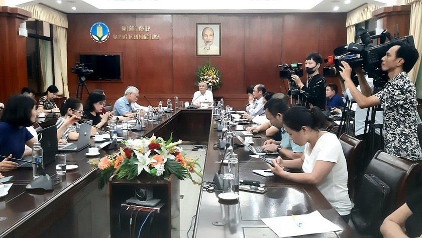 Thứ trưởng Bộ NN&PTNT chủ trì cuộc họp báo thông bào về việc NK lợn sống từ Thái Lan