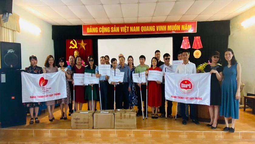 Gần 500 cây gậy trắng được trao tăng cho người mù TP Hà Nội