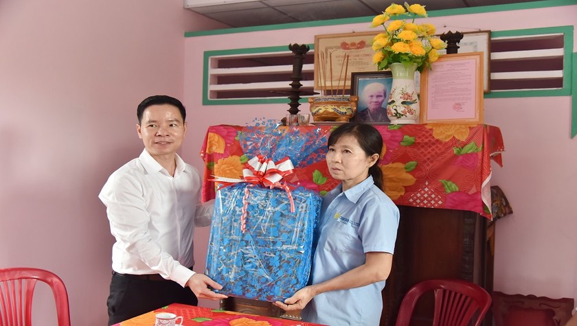 Đại diện SCB thăm và tặng quà tình nghĩa tại lỉnh Long An.