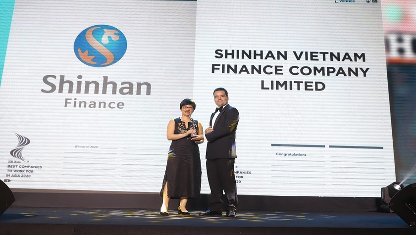 Bà Trần Thị Ngọc Nhung, Giám đốc nhân sự Shinhan Finance, tiếp nhận Giải thưởng 