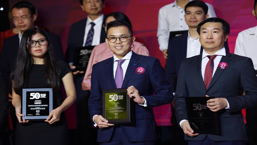 Ông Phùng Duy Khương, Phó Tổng giám đốc, Giám đốc khối khách hàng cá nhân, đại diện VPBank nhận giải thưởng.