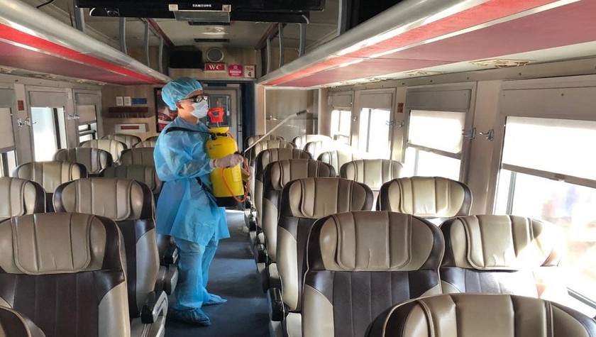 Toàn bộ các đoàn tàu khách sau khi về ga đều phải phun thuốc khử trùng, lau rửa bên trong và bên ngoài trước khi chở khách chuyến tiếp theo
