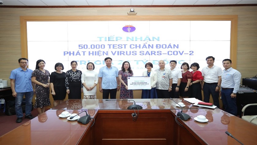 Thứ trưởng Bộ Y Tế Đỗ Xuân Tuyên chứng kiến lễ trao tặng 50.000 test kit chẩn đoán phát hiện virus Sars-Covid-2 từ đại diện Bà Nguyễn Thị Hương Liên  - Phó Giám đốc Công ty Sao Thái Dương.
