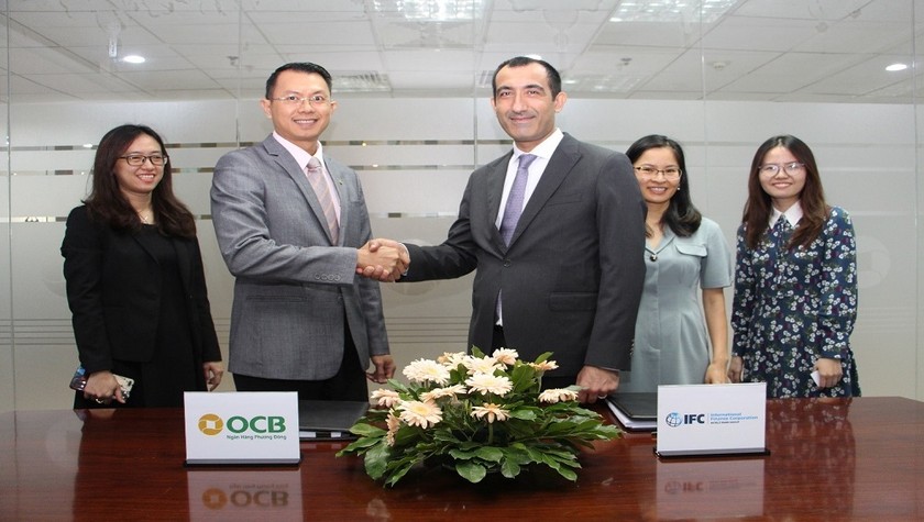 Ông Lý Hoài Văn, Phó Tổng Giám đốc OCB và Ông Levent Cem Egritag – Trưởng Bộ phận  Đầu tư  Khối các Định chế Tài chính tại Việt Nam, đại diện IFC thực hiện ký kết hợp đồng gói vay 2020