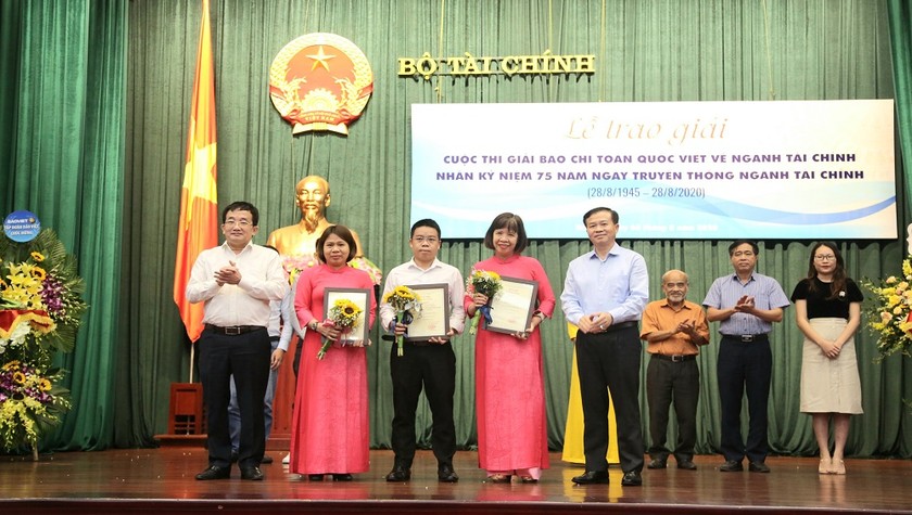 Báo Pháp luật Việt Nam đoạt Giải C giải báo chí toàn quốc viết về ngành tài chính
