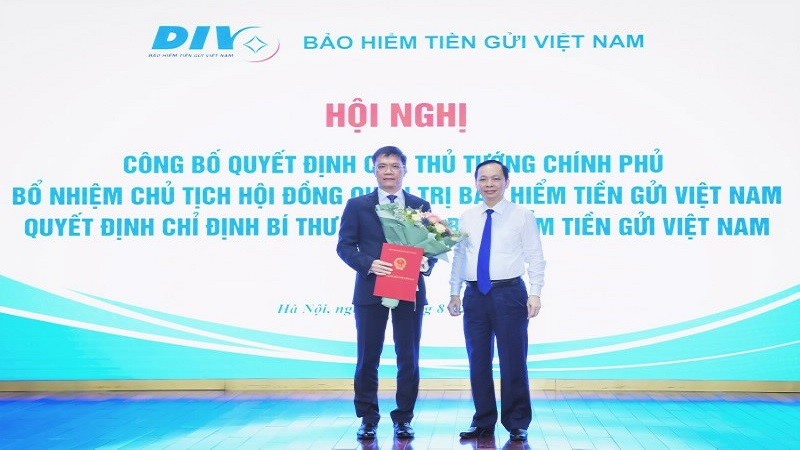 Thừa lệnh Thủ tướng Chính phủ, Phó Thống đốc Thường trực NHNN Đào Minh Tú trao Quyết định về việc bổ nhiệm ông Phạm Bảo Lâm giữ chức vụ Chủ tịch HĐQT BHTGVN