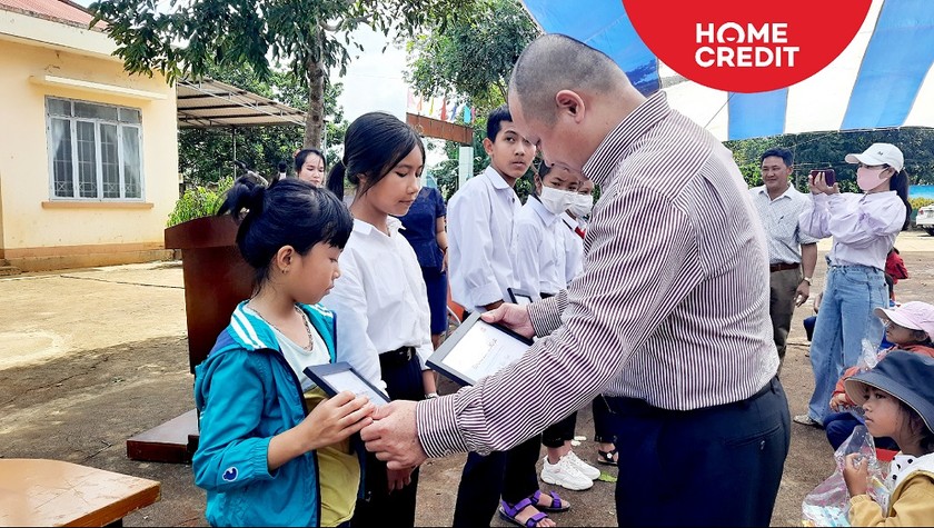 Đại diện Home Credit trao chứng nhận học bổng cho học sinh nghèo vượt khó thị xã Buôn Hồ, tỉnh Đắk Lắk.