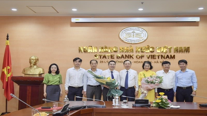 Phó Thống đốc thường trực NHNN Đào Minh Tú chúc mừng các cán bộ được điều động, bổ nhiệm.