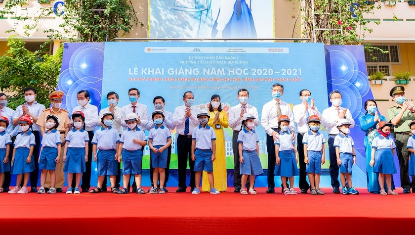 Phát động Chương trình Trao tặng mũ bảo hiểm (MBH) cho học sinh lớp Một toàn quốc năm học 2020-2021 tại trường Tiểu học Trần Hưng Đạo, Quận 1, TP Hồ Chí Minh.