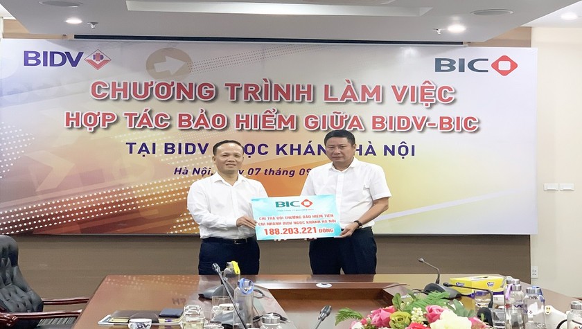 Đại diện BIC trao tiền bồi thường cho BIDV Ngọc Khánh, Hà Nội.