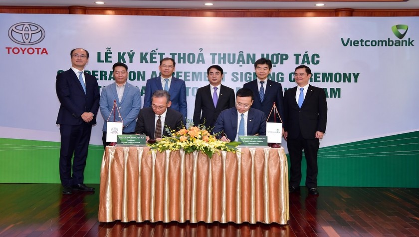 Ông Hiroyuki Ueda – Tổng Giám đốc TMV (ngồi bên trái) và ông Phạm Quang Dũng – Tổng Giám đốc Vietcombank (ngồi bên phải) ký kết thỏa thuận hợp tác giữa Vietcombank và TMV