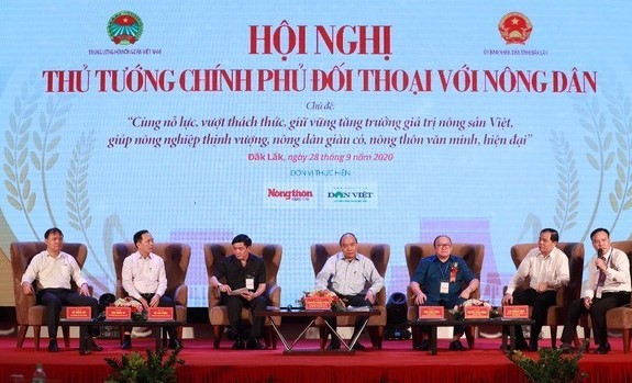 Thủ tướng Chính phủ Nguyễn Xuân Phúc cùng đại diện lãnh đạo các Bộ, ngành trực tiếp tham gia đối thoại với nông dân.

​