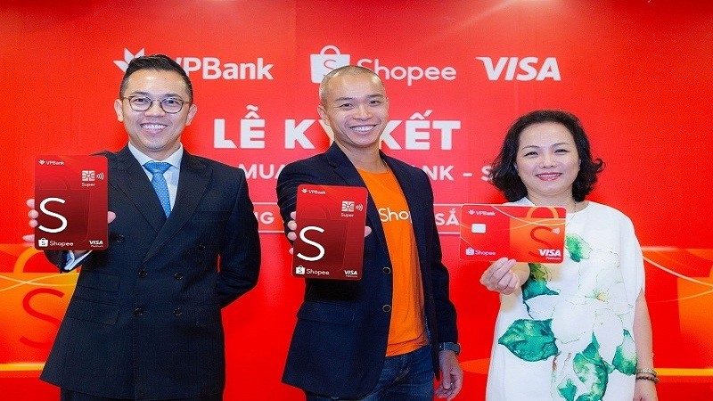 Đại diện ba bên Visa, Shopee và VPBank trong buổi ra mắt sản phẩm.