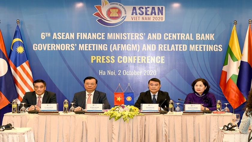Bộ trưởng Bộ Tài chính Đinh Tiến Dũng và Thống đốc Ngân hàng nhà nước Việt Nam Lê Minh Hưng chủ trì cuộc họp báo.