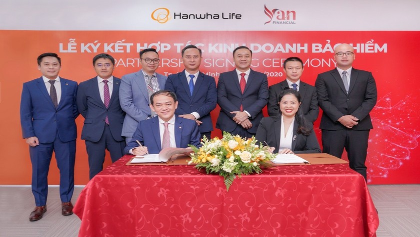 Ông Đào Duy Ninh (trái), Phó TGĐ Chiến lược kinh doanh của Hanwha Life Việt Nam, cùng bà Nguyễn Thị Yến (phải), Chủ tịch Công ty Yan Financial Việt Nam, thực hiện nghi thức ký kết hợp tác giữa hai công ty hôm 8/10.