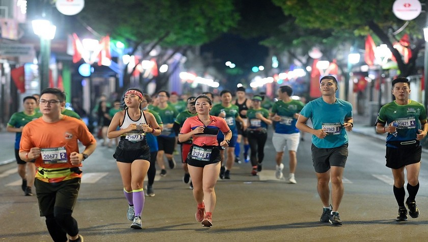 Đây là lần đầu tiên, runner Việt Nam được trải nghiệm chạy đêm Hà Nội tại một cuộc thi đẳng cấp.