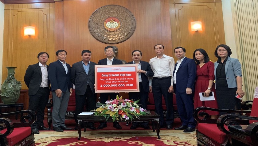 Lãnh đạo Trung ương MTTQVN nhận tiền và hiện vật mà Honda Việt Nam gửi người dân miền Trung khắc phục hậu quả mưa lũ.