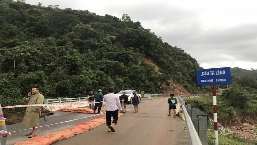 Công tác khôi phục giao thông tại các điểm bị ảnh hưởng do ngập nước và sạt lở ở miền Trung còn gặp nhiều khó khăn.
