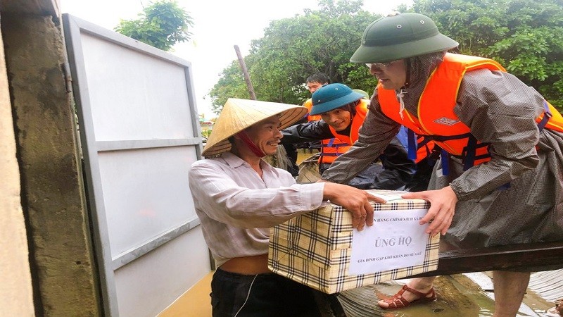 Đoàn công tác của Ngân hàng Chính sách xã hội đã trực tiếp trao quà hỗ trợ cho các gia đình miền Trung (ảnh minh họa)