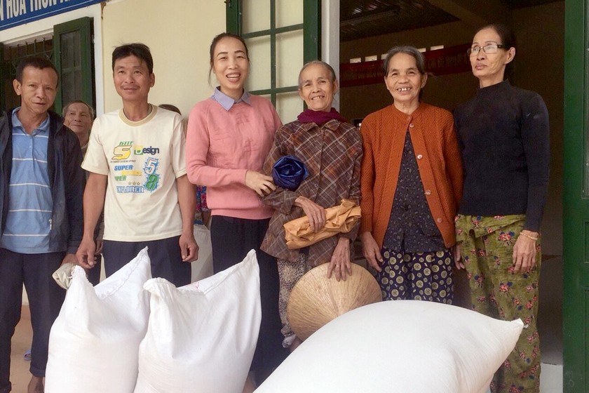Niềm vui của người dân xã Lộc Hà huyện Phú Lộc khi được nhận gạo cứu trợ.