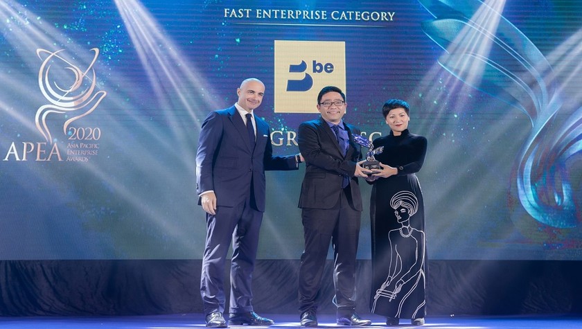  Bà Nguyễn Hoàng Phương – CEO Be Group và ông Nguyễn Thiện Minh – Giám đốc công nghệ Be Group - nhận giải thưởng “Kinh doanh xuất sắc châu Á”  2020.
​