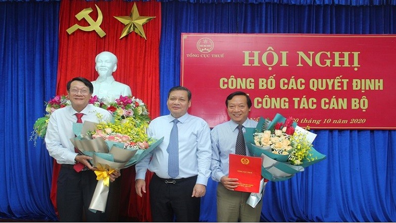 Phó Tổng cục trưởng Tổng cục Thuế Phi Vân Tuấn trao Quyết đinh việc giao phụ trách Cục thuế TP Đà Nẵng đối với ông Lưu Đức Sáu. 