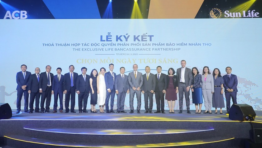 Ban lãnh đạo của ACB và Sun Life Việt Nam tại Lễ ký kết thỏa thuận hợp tác độc quyền phân phối sản phẩm BHNT.