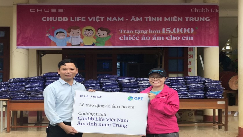 Chubb Life Việt Nam trao tặng hơn 15.000 chiếc áo ấm cho trẻ em vùng lũ.