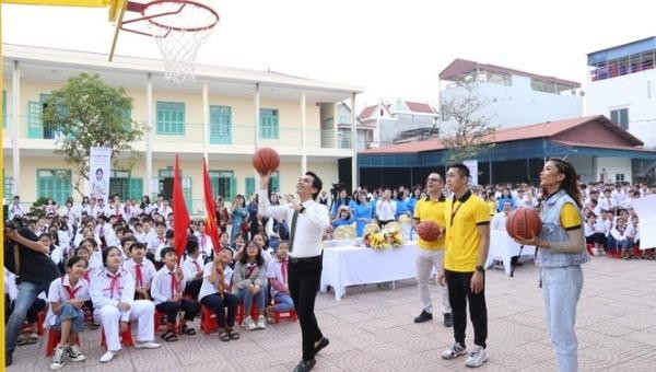102 trụ bóng rổ và 510 quả bóng rổ được trao tặng cho 51 trường học trên cả nước