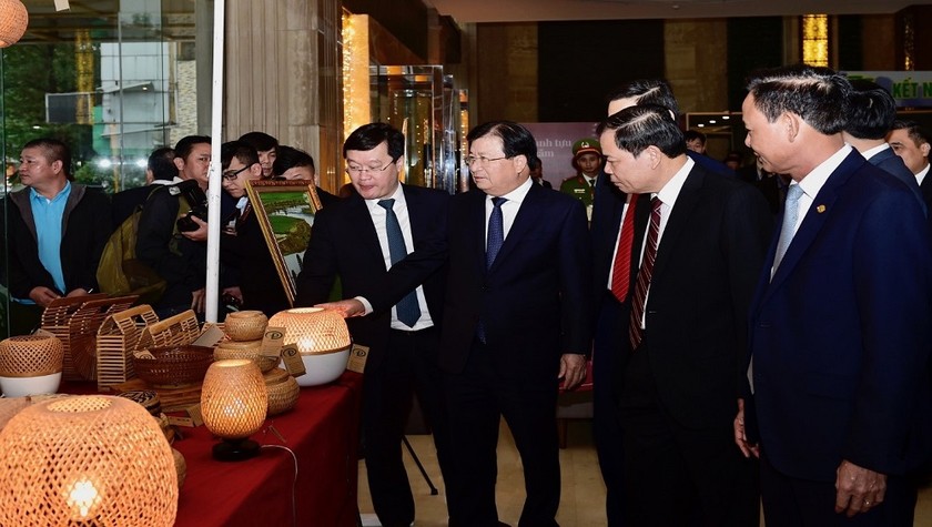 Phó Thủ tướng Trịnh Đình Dũng thăm gian hàng giới thiệu sản phẩm chế biến từ gỗ tại Hội nghị (Ảnh: VGP)