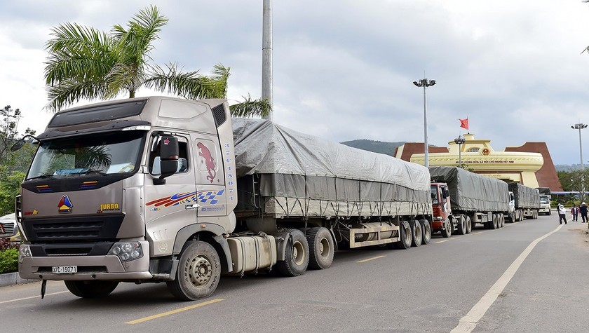 Đoàn xe chở gạo DTNN hỗ trợ Lào khắc phục hậu quả thiên tai.