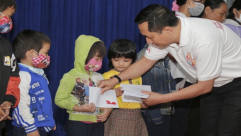 Đại diện Generali Việt Nam ân cần trao quà cho 50 em thiếu nhi có hoàn cảnh khó khăn tại xã Hòa Tiến, huyện Hòa Vang, địa phương chịu thiệt hại từ Covid và đợt bão lũ vừa qua.