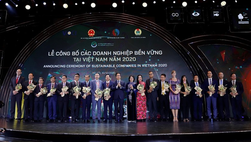 Phó Chủ tịch nước Đặng Thị Ngọc  Thịnh trao hoa chúc mừng Top 10  DN lĩnh vực Sản xuết và Thương  mại Dịch vụ.