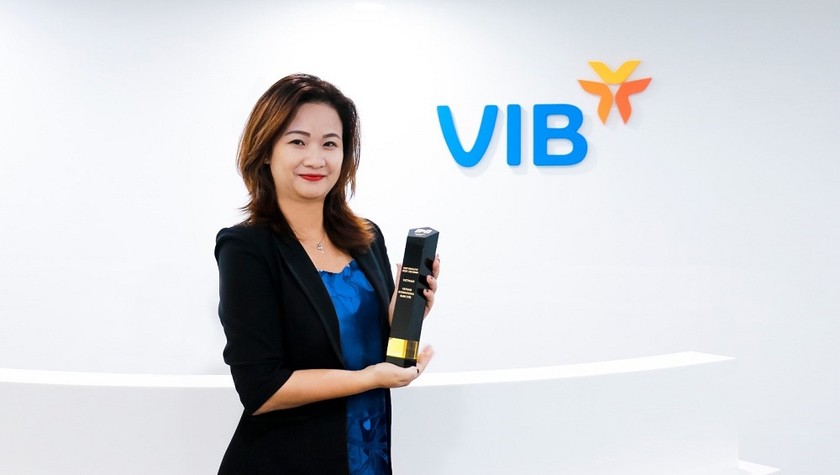 Bà Tường Nguyễn – Giám đốc Trung tâm Chiến lược và Vận hành Thẻ VIB - nhận cúp “Thương hiệu thẻ sáng tạo nhất Việt Nam 2020” từ GBM.