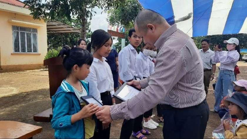 Đại diện Home Credit trao chứng nhận học bổng cho học sinh nghèo vượt khó thị xã Buôn Hồ, tỉnh Đắk Lắk.