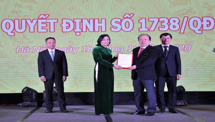 Thứ trưởng Huỳnh Quang Hải trao quyết định thành lập Viện Phát triển bảo hiểm Việt Nam.