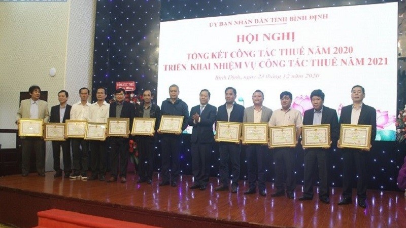 Tôn vinh các DN tại Hội nghị Tổng kết công tác thuế năm 2020 của Cục thuế tỉnh Bình Định.