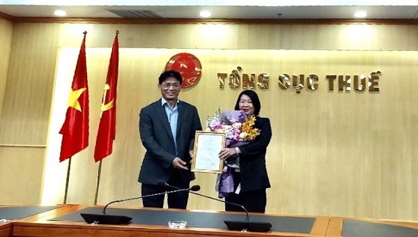 Phó Tổng cục trưởng Đặng Ngọc Minh trao quyết định và chúc mừng tân Phó vụ trưởng Vụ Chính sách Thuế Mạnh Thị Tuyết Mai.

