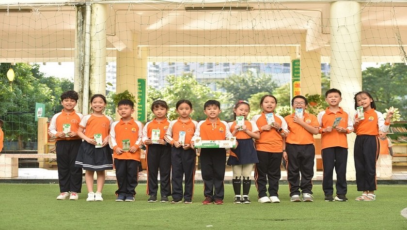 Đông đảo học sinh tại các trường tiểu học và mầm non trên địa bàn thành phố Hà Nội tham gia cuộc thi “Cùng bé thu gom vỏ hộp giấy” do Tetra Pak tổ chức.