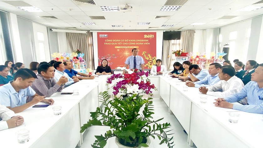 Ông Nguyễn Hoàng An - Phó Tổng Giám đốc, kiêm Chủ tịch CĐCS Kienlongbank (đứng giữa) chia sẻ, động viên các công đoàn viên, người lao động tại Kienlongbank Rạch Giá