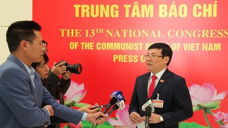 Chủ tịch UBND tỉnh Lê Duy Thành trả lời phỏng vấn các cơ quan báo chí tại Đại hội XIII của Đảng.