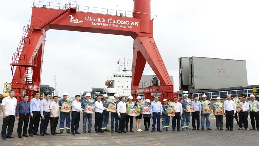 Phó Thủ tướng thường trực Trương Hòa Bình thăm công nhân lao động làm việc xuyên Tết tại Cảng quốc tế Long An