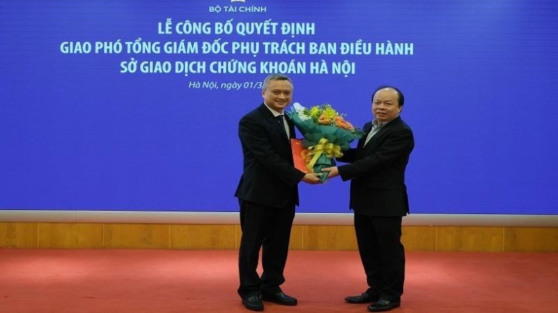 Ông Nguyễn Anh Phong  nhận quyết định phụ trách Ban diều hành HNX.