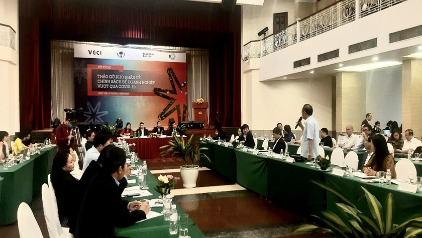 Phó Chủ tịch VCCI Hoàng Quang Phòng, Phó Chủ tịch UBND tỉnh Vĩnh Phúc Vũ Chí Giang, chủ trì Hội nghị