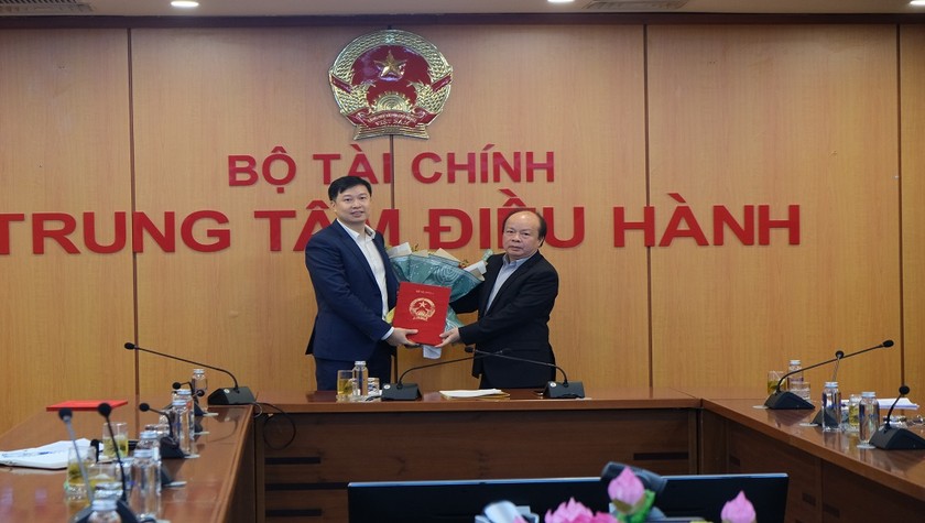 Thứ trưởng Bộ Tài chính Huỳnh Quang Hải trao quyết định điều động, bổ nhiệm Chủ tịch HĐQT HNX Nguyễn Duy Thịnh.