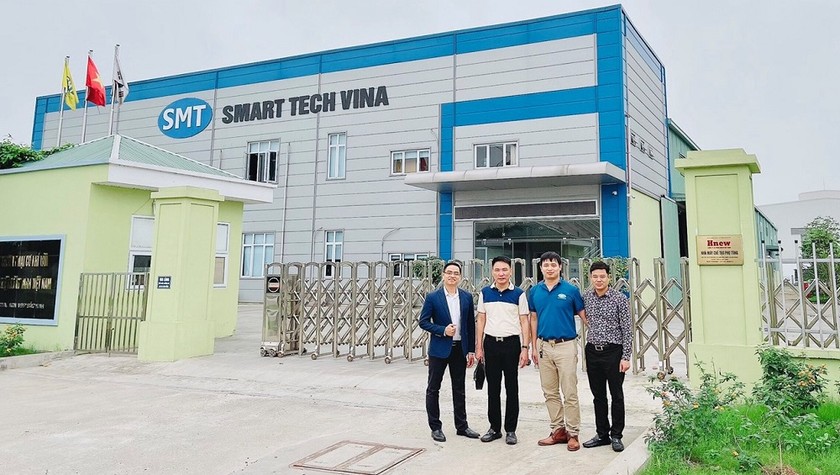 Ông Nguyễn Mạnh Hải - Chủ tịch HĐQT, Tổng Giám đốc Công ty CP Thịnh Phát - Group (người thứ hai từ trái sang phải) cùng Ban lãnh đạo Công ty chụp ảnh lưu niệm tại cửa nhà máy.